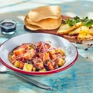 Una receta de ceviche con salmón, verduras y jugos cítricos.