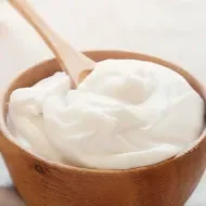 Cuenco de madera con yogurt griego de coco hecho en casa