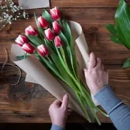 Decoración para el Día de las Madres con flores y cartas