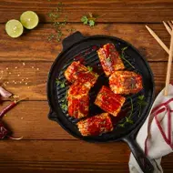 Elotes asados en una plancha de cocina 