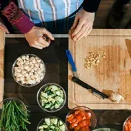Persona que aprende a cocinar 