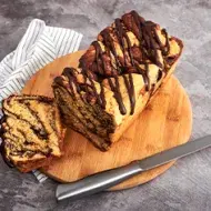 Babka de chocolate entero y rebanada