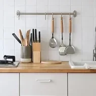 Cocina con utensilios y espátulas metálicas