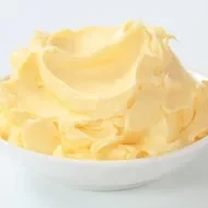 Mantequilla clarificada ghee en un tazón blanco