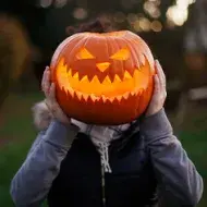 Calabaza de Halloween sobre el cuerpo de una persona. 