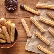 Churros con azúcar y chocolate, postre en freidora de aire 