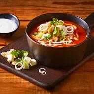 Consome con aguacate, tomate y cebolla en olla multifuncional