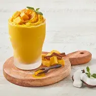 Leche dorada con endulzante de coco y fruta, una bebida tradicional de la India