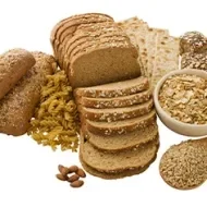 Diferentes tipos de pan integral casero con granos y cereales