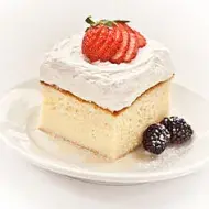 Pastel tres leches con merengue, fresas y moras