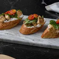 Tapas españolas con tomate, queso crema, albahaca y pollo