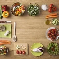 Mise en place con ingredientes, tabla de cortar, cuchillos y aceites