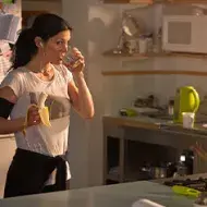 Una mujer comiendo una receta antes de empezar su meditación