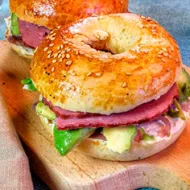 Receta de bagel de pastrami