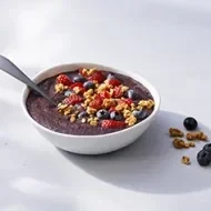 Un smoothie de asaí con frutas y cereal, uno de los desayunos fáciles y rápidos que te recomendamos