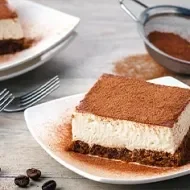 Tiramisú con café espolvoreado, uno de los postres fáciles y rápidos con pocos ingredientes que se pueden preparar