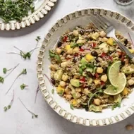 Ensalada de quinoa, limón y maíz, un plato frío en un fondo blanco
