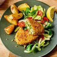 Pollo apanado relleno de apio, queso y espinaca con papas horneadas y ensalada, una receta deliciosa