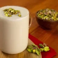 Receta de bebida con trozos de pistachos
