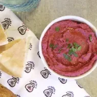 Recipiente con hummus de remolacha con pan pita