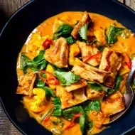 Pollo tikki masala con las propiedades del tamarindo, especias, tomate y verduras frescas