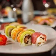 Diferentes tipos de rollos para celebrar el Día Internacional del Sushi, acompañados de flores comestibles