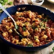 Curry de lentejas y verduras con condimentos y hierbas aromáticos