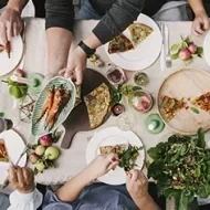 Mesa con variedad de platos y comida para una fiesta eco-friendly