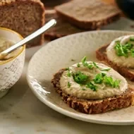 Puré de berenjena esparcido en pan tajado