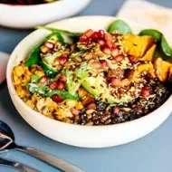Lentejas, arroz, aguacate y semillas en un almuerzo sin gluten