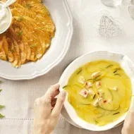 Plato con receta de gazpacho de salmón