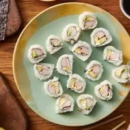 Plato de sushi con wasabi, salsa de soya y aguacate