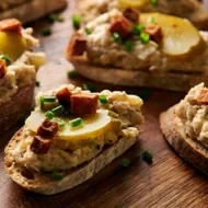 Montaditos de pan crujiente con pepinillos y chorizo