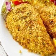 Deliciosos palitos de pescado acompañando una fresca ensalada.