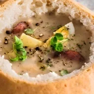Exquisito panne cook relleno de marisco en salsa de ajo