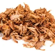 Montón de pedazos de pulled pork desmechados