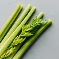 Racimo de apios listos para ser empleados en la cocina