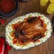 Bandeja con receta de pollo entero al carbón