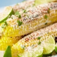 Elotes con mantequilla y limón, sus granos se utilizan para la mazamorra.