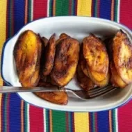 Plátano maduro frito, receta típica con diferentes tipos de plátano Plátano maduros fritos servidos en un plato