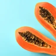 Un ejemplar de los tipos de papaya partido a la mitad.