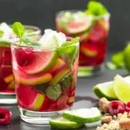 Bebida con frambuesas y lima, ideal para acompañar té de hojas de frambuesas