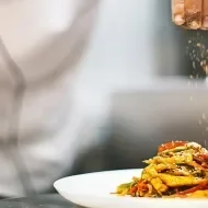 Chef crea plato con estrellas Michelin.