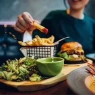 Vaso de agua fresca de limón con hielo y piloncillo.