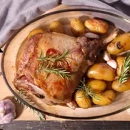 Gastronomía de la región andina con papas al romero, lista para servir.