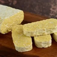 El tempeh es un ingrediente fermentado hecho a partir de los fríjoles de soya