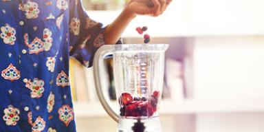 Los smoothies se pueden preparar en una licuadora portátil o tradicional. Los smoothies se pueden preparar en una licuadora portátil o tradicional.
