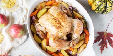 Es necesario deshuesar el pollo para rellenarlo Un pollo relleno, cocinado al horno después de deshuesar.