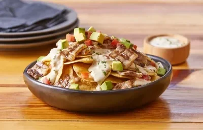 Nachos con dip de chiles toreados con queso Nachos con dip de chiles toreados con queso