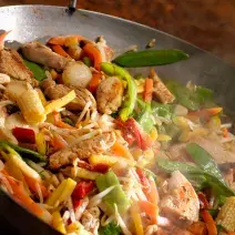 Pui la wok cu legume